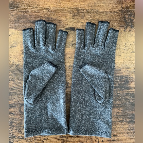 Compression Arthritis Gloves - Picture 2 of 4